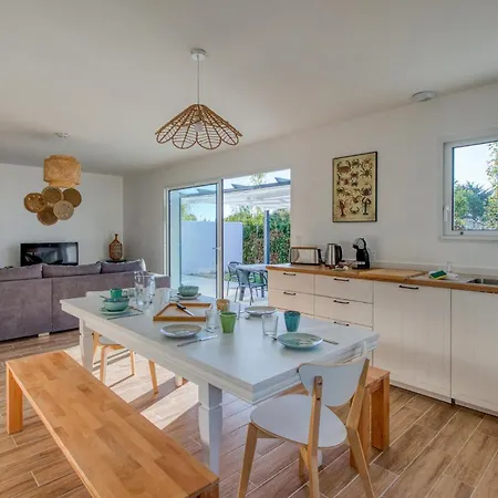 3 Bedroom Lovely Home In La Bree-Les-Bains